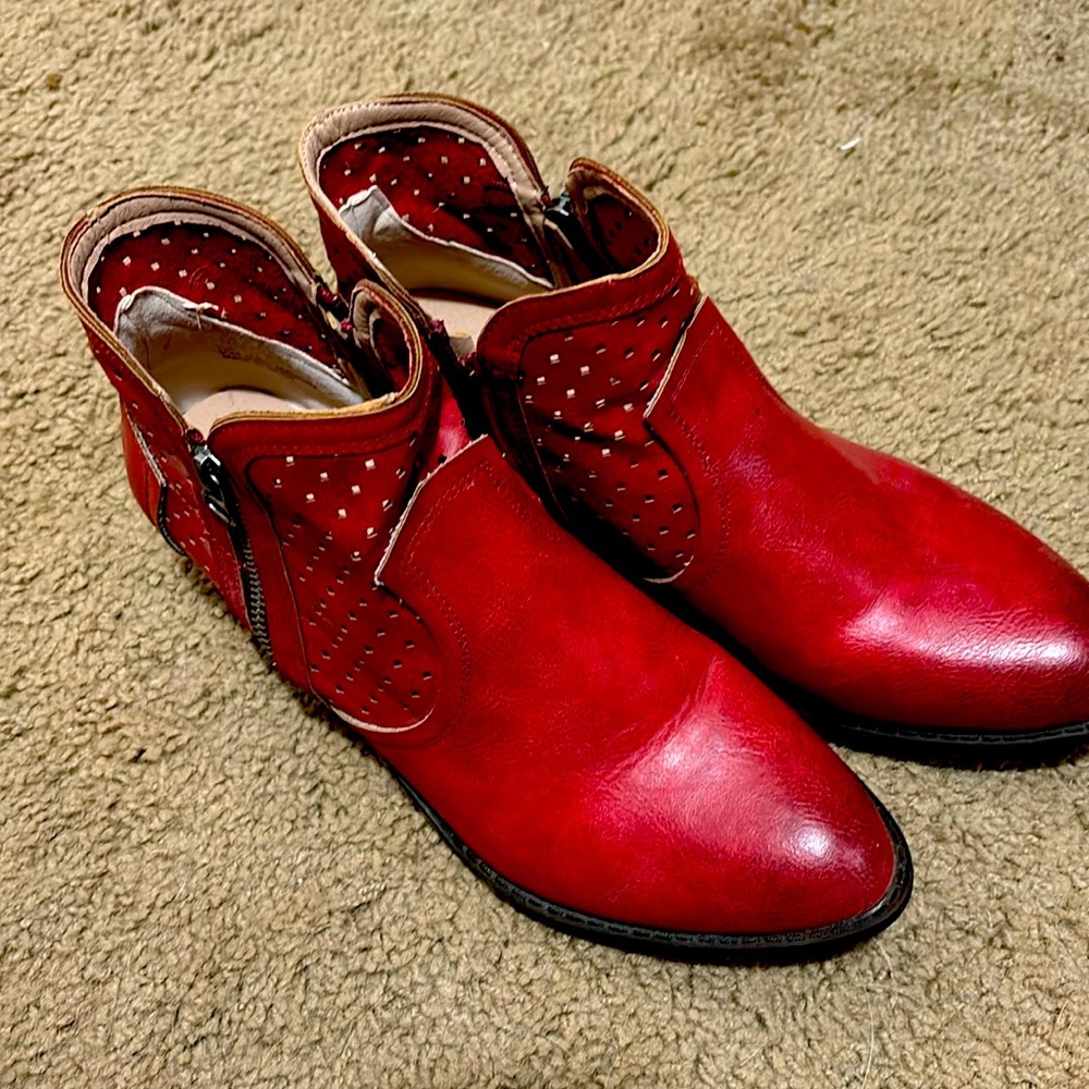 Side zip ankle boots